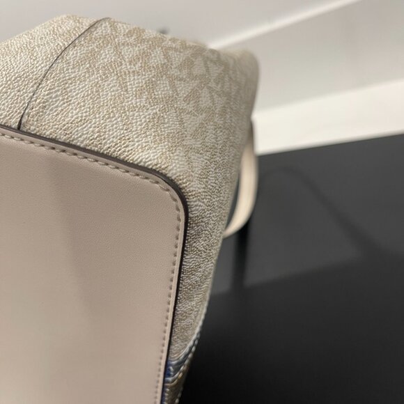 Michael Kors Pratt Medium Signature Logo and Metallic Shoulder Bag (JB1227) - Picture 5 of 10